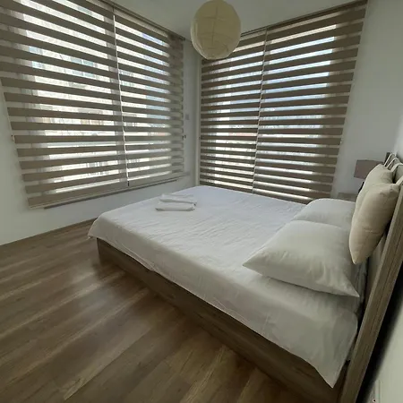 Bright Flat In The Neighbourhood Of Lord's Palace Daire Girne
