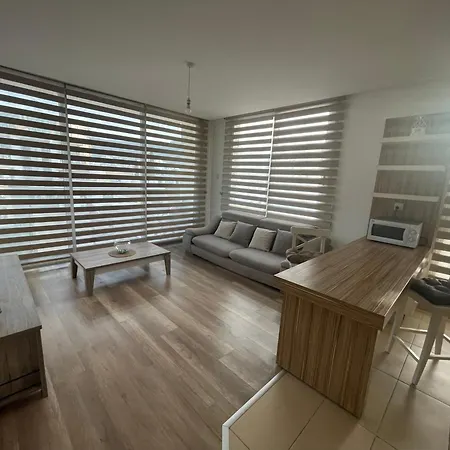 Bright Flat In The Neighbourhood Of Lord's Palace Daire Girne