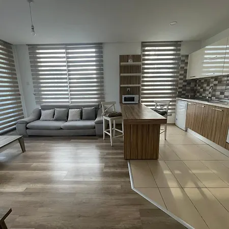 Bright Flat In The Neighbourhood Of Lord's Palace شقة